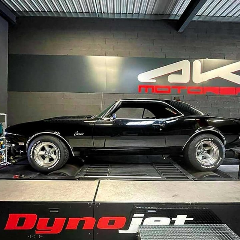 Chevrolet Camaro noire classique sur banc de puissance Dynojet chez AK Motorsport. Une muscle car vintage brillante en test.