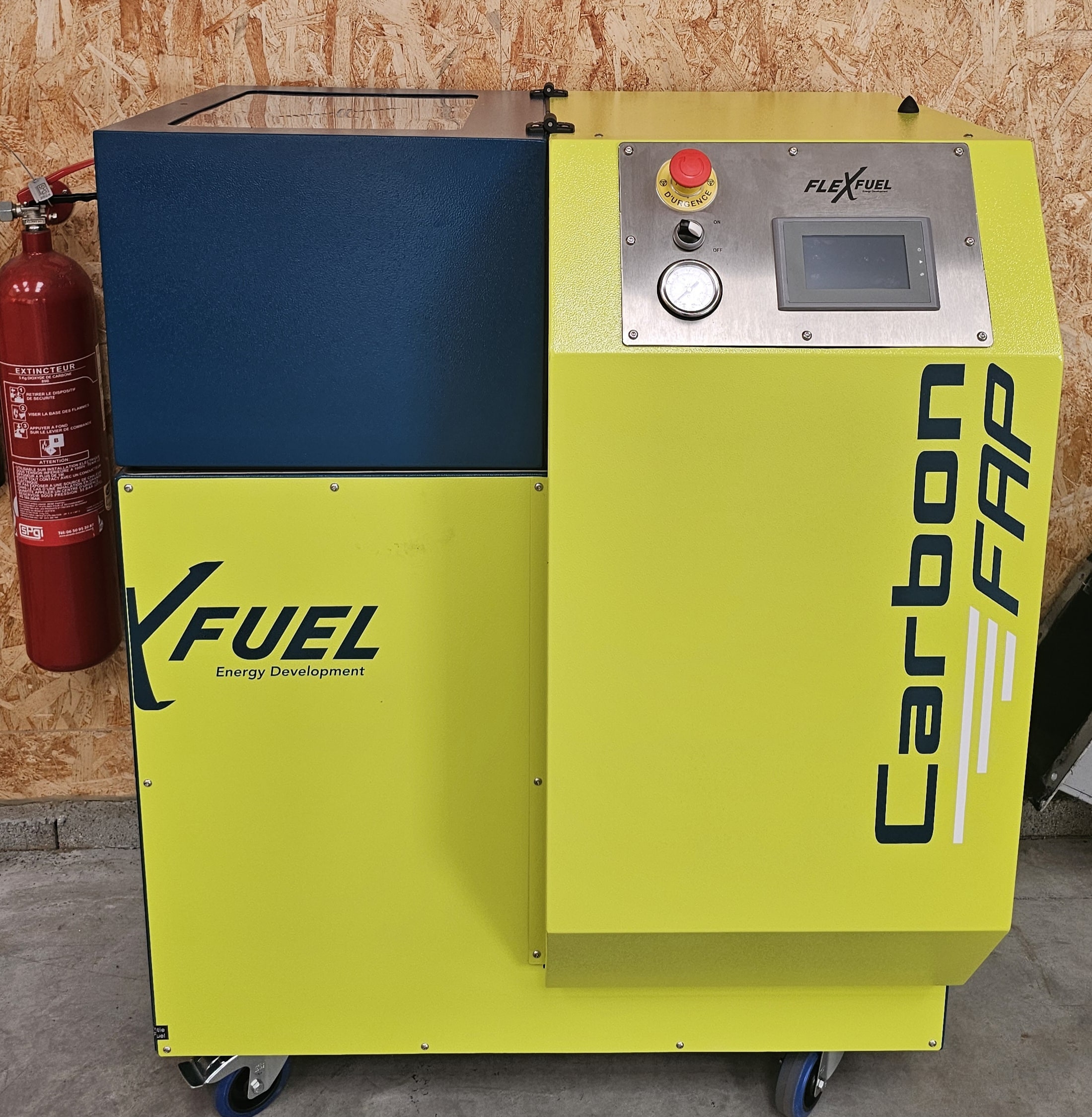 Machine FlexFuel Carbon FAP jaune pour nettoyage de filtre à particules avec écran de contrôle et bouton d'urgence.