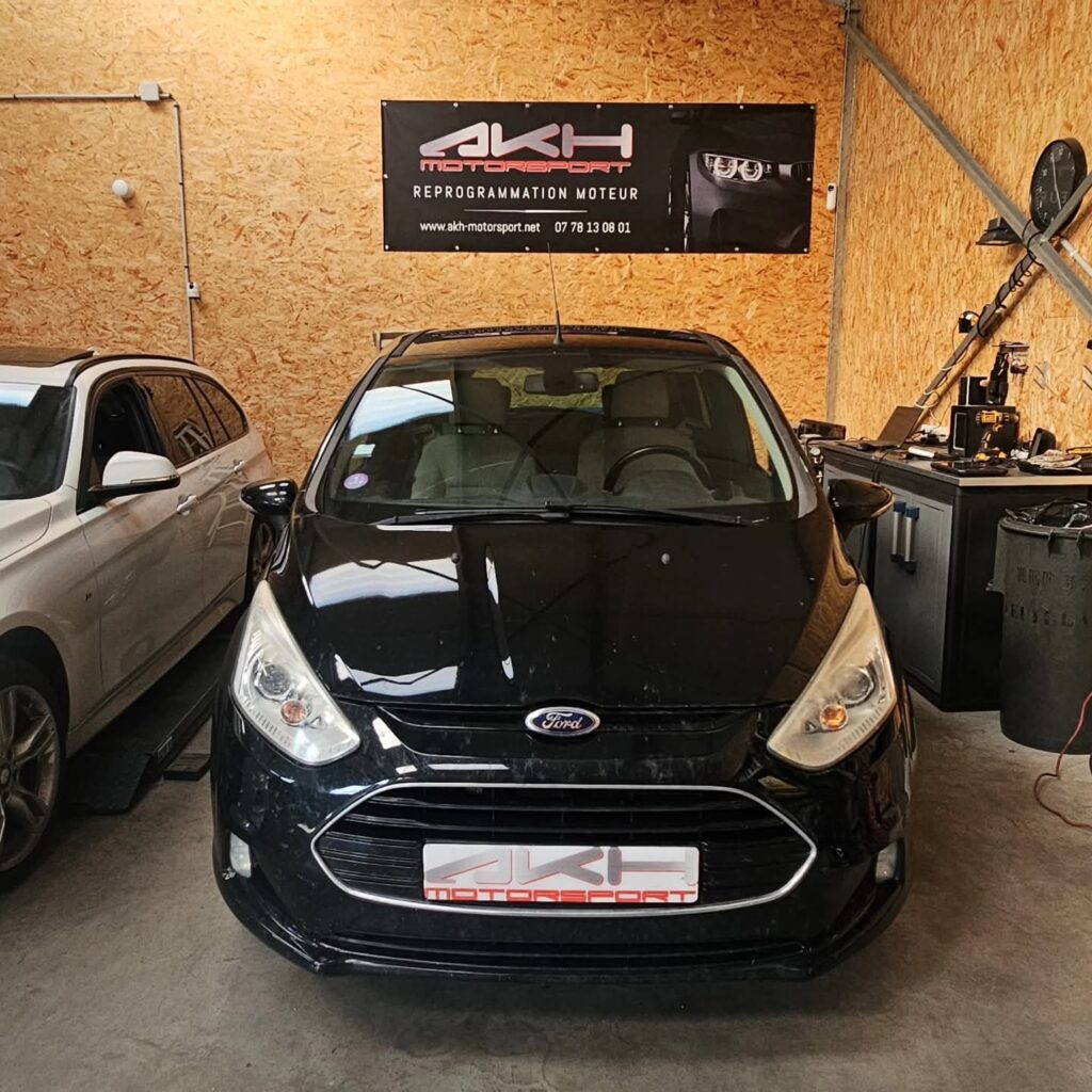 Ford Noire chez AKH Motorsport pour Reprogrammation Moteur Ford noire chez AKH Motorsport pour une reprogrammation moteur. Bannière et logo de l'atelier visibles.