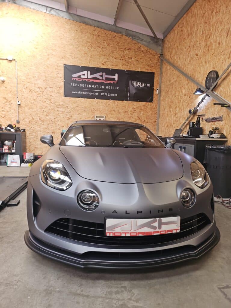 Alpine A110 : Reprogrammation moteur chez AKH Motorsport Alpine A110 gris mat chez AKH Motorsport, spécialiste reprogrammation moteur. Design sportif et moderne en atelier.