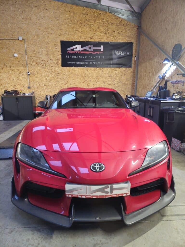 Toyota Supra : Reprogrammation Moteur chez AKH Motorsport Toyota Supra rouge préparée chez AKH Motorsport pour une reprogrammation moteur avec kit carbone Adro.