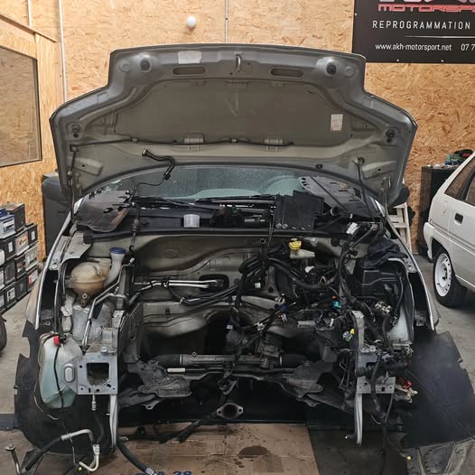 Reprogrammation moteur et mécanique chez AKH Motorsport Compartiment moteur vide d'une voiture grise chez AKH Motorsport pour une reprogrammation ou réparation mécanique.